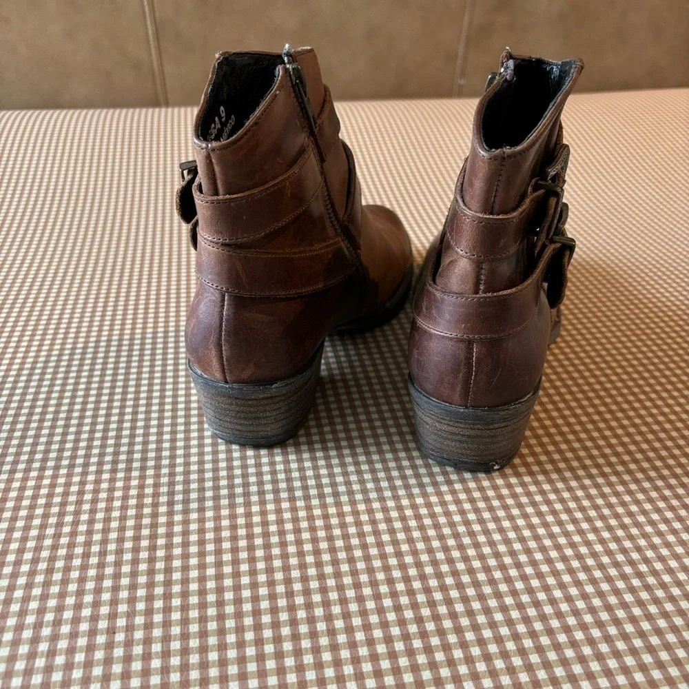 Sterling River short leather boots booties with buckles. Size 9